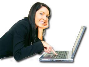 Uśmiechnięta kobieta naciska klawisz w laptopie