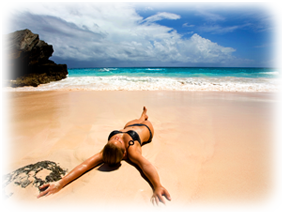 Kobieta leży na piaszczystej plaży