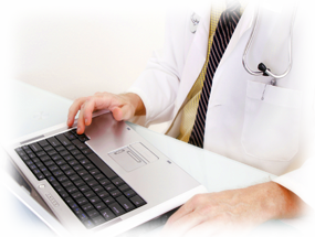 Lekarz siedzący przed laptopem